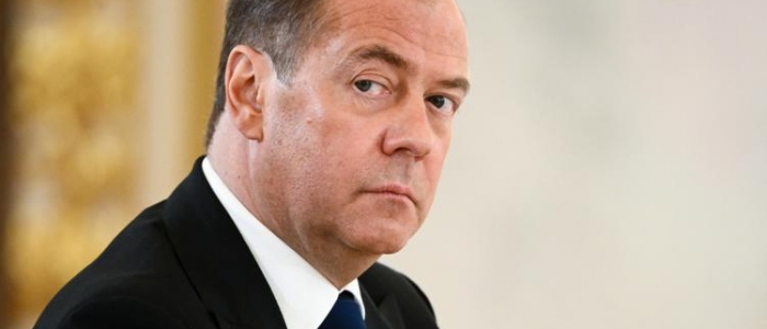 Medvedev: “La Gb si inabisserà nelle profondità del mare”