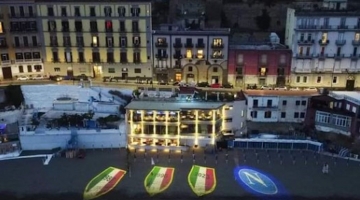 Napoli, la spiaggia di Posillipo con i tre scudetti incanta il web