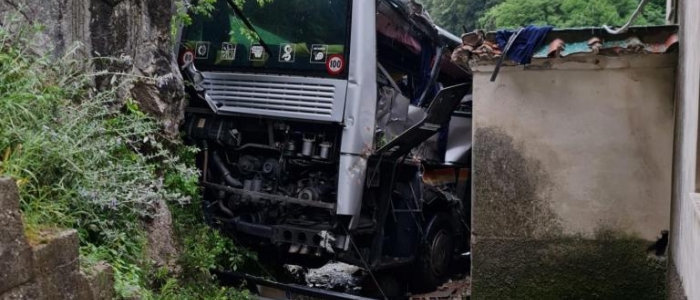 Ravello, autobus precipita in curva. Morto autista di 29 anni