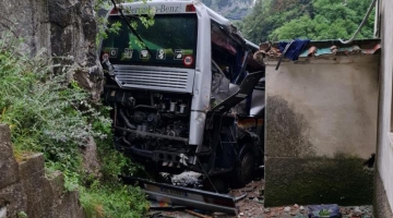 Ravello, autobus precipita in curva. Morto autista di 29 anni