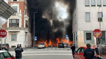 Milano, auto a fuoco in pieno centro. Edifici evacuati