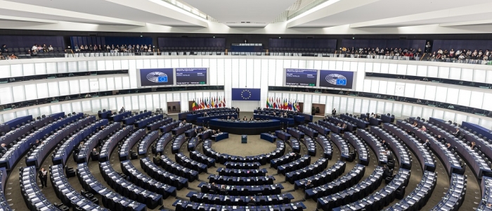 Intelligenza Artificiale, il Parlamento Ue approva il primo AI Act