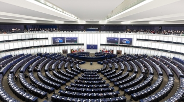 Intelligenza Artificiale, il Parlamento Ue approva il primo AI Act