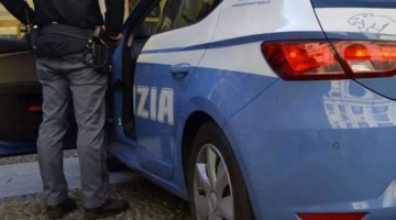 Napoli, litiga con la moglie e la lancia dal balcone. Arrestato