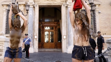 Roma, ambientalisti imbrattano il Senato con acqua e fango