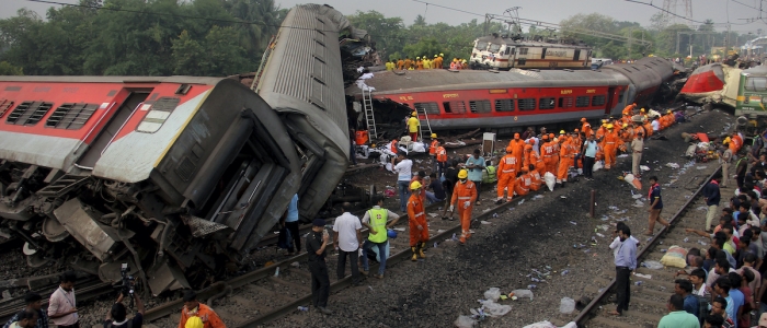 India, drammatico scontro tra treni: 300 morti e oltre 900 feriti