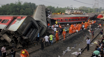 India, drammatico scontro tra treni: 300 morti e oltre 900 feriti