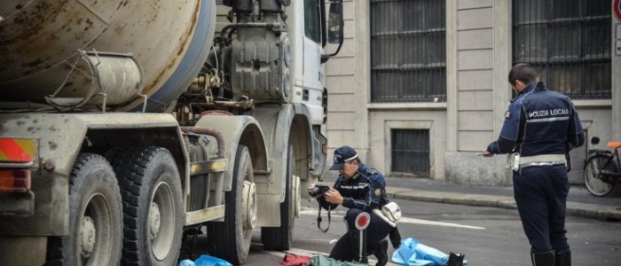 Milano, donna in bici travolta e uccisa da una betoniera