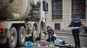 Milano, donna in bici travolta e uccisa da una betoniera