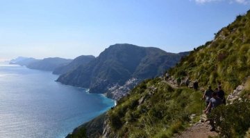 Agerola, dodicenne cade su un sentiero di montagna e muore