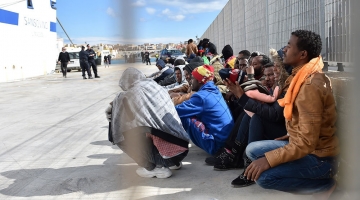 Migranti, rallentano gli sbarchi a Lampedusa per il mare mosso