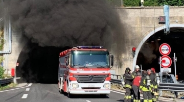 Genova, pullman a fuoco in galleria. 37 persone in ospedale