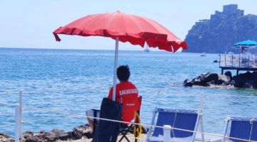 Marechiaro (Napoli), minorenni accoltellano bagnino in spiaggia