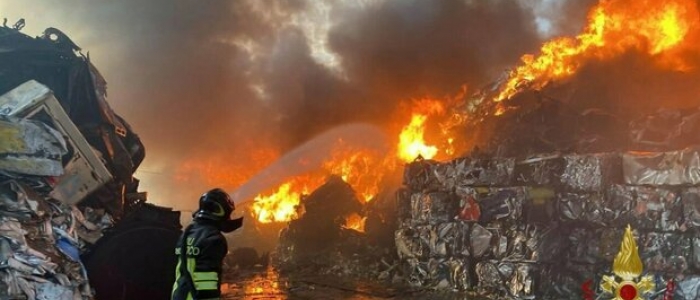 Emergenza incendi a Palermo. Chiuso l’aeroporto di Punta Raisi