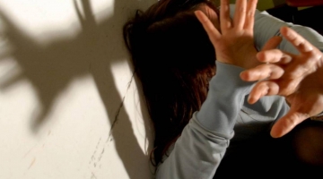 Torino, padre abusa della figlia minorenne incinta. Arrestato
