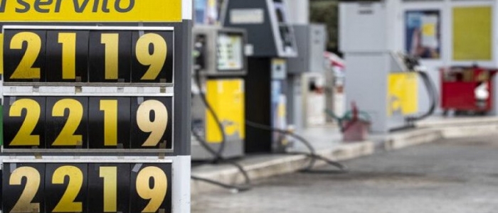 Carburanti, da martedì obbligo per i distributori di esporre i prezzi medi