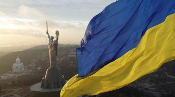 Ucraina, via lo stemma sovietico dalla statua della Madre Patria