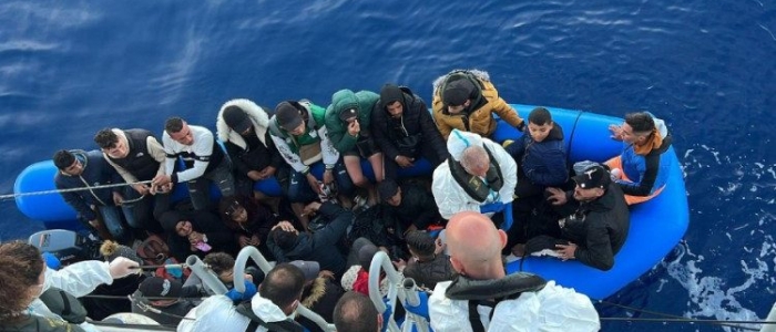 Lampedusa, nuovi sbarchi nella notte: 8 navi e 372 migranti