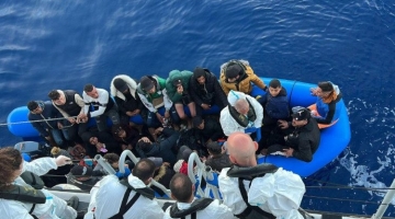 Lampedusa, nuovi sbarchi nella notte: 8 navi e 372 migranti