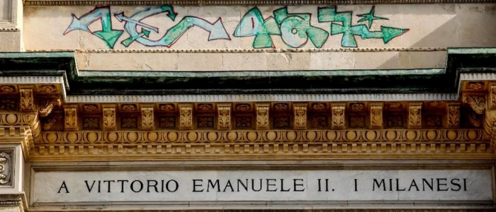 Milano, vandali imbrattano l’arco della Galleria Vittorio Emanuele