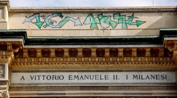 Milano, vandali imbrattano l’arco della Galleria Vittorio Emanuele