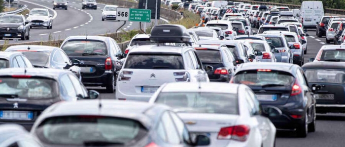 Ferragosto tra caldo intenso e bollino nero per il traffico