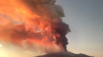 Catania, aeroporto e strade chiuse per l’eruzione dell’Etna