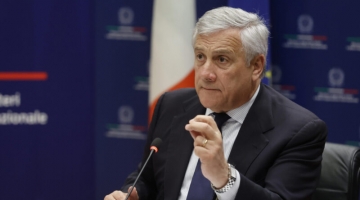 Emergenza migranti, Tajani: “Italia porta peso di intera Europa”