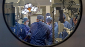 Novara, doppio trapianto di reni per una madre e un figlio