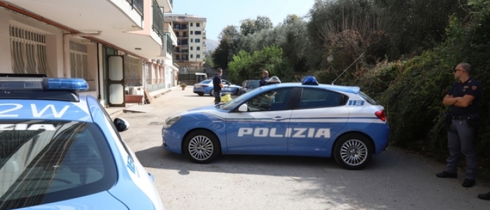 Caserta, ladro di appartamento precipita dal balcone e muore