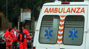 Firenze, inserisce per sbaglio la retromarcia e uccide la nuora