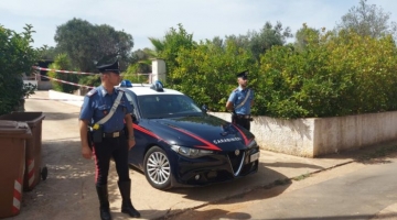 Brindisi, uccide la madre, ferisce il padre, poi si toglie la vita