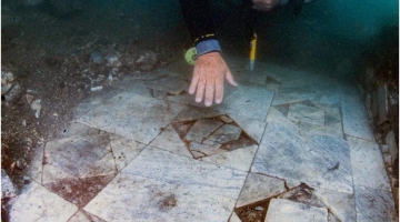 Baia, trovato sott’acqua un pavimento di marmo di circa 2000 anni fa