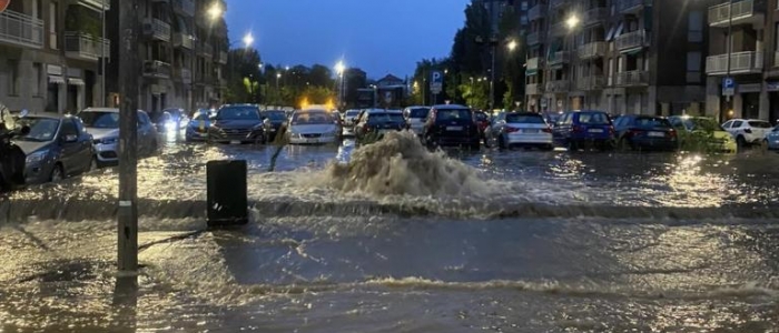 Milano, maltempo e allagamenti. Esondato il fiume Seveso