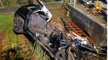 Treviso, auto finisce fuori strada e precipita. Morti due giovani