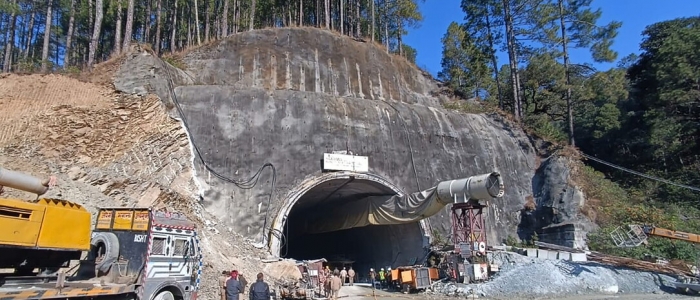 India, 40 operai intrappolati sotto la frana di un tunnel. Sono tutti vivi