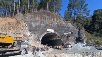India, 40 operai intrappolati sotto la frana di un tunnel. Sono tutti vivi
