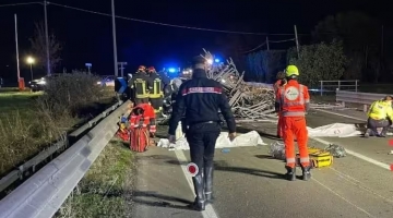 Reggiano, autocarro travolge tre auto. Morti e feriti. Arrestato