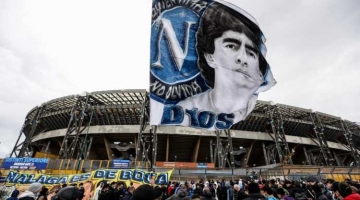 Napoli, l’omaggio a Diego Armando Maradona nel suo stadio