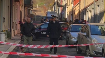 Salsomaggiore Terme, uccide la moglie in strada con una mazza da baseball