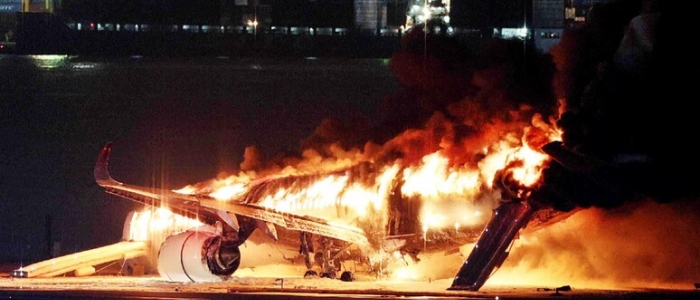 Tokyo, scontro tra aerei. 400 passeggeri evacuati, 5 ancora dispersi