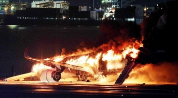 Tokyo, scontro tra aerei. 400 passeggeri evacuati, 5 ancora dispersi