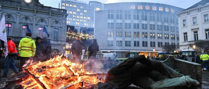 Bruxelles, centro città assediato dalle proteste degli agricoltori