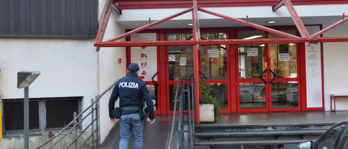 Varese, studente accoltella insegnante alla schiena. Arrestato