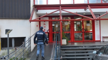Varese, studente accoltella insegnante alla schiena. Arrestato