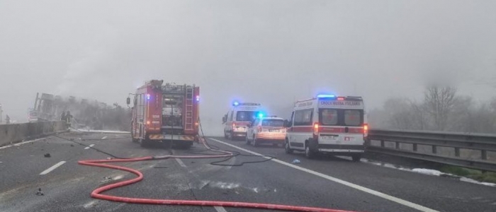 A22, centinaia di veicoli tamponati in autostrada a causa della nebbia