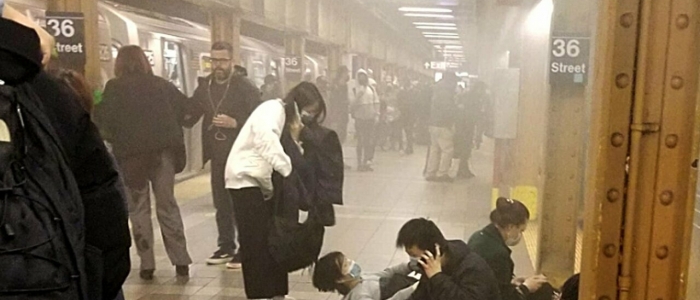 New York, sparatoria in metro nel Bronx: un morto e cinque feriti