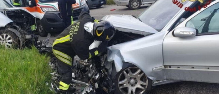 Ardea (Roma), violento scontro fra tre auto sulla Pontina: morta una bimba