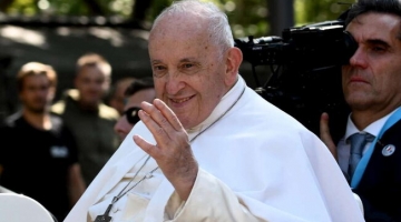 Papa Francesco: "Benedetto XVI fu come un padre, mi difese sulle unioni civili" | "Da mons. Georg mancanza di umanità"