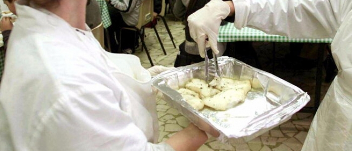 Pistoia, pezzo di un macchinario nel piatto di un alunno: multata l'azienda che rifornisce la mensa scolastica